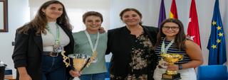 La alcaldesa de Pozuelo recibió al equipo femenino del Club Arqueros