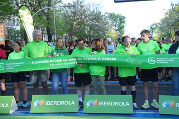 Cerca de 17.000 corredores en la carrera contra el cáncer de Madrid