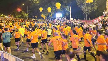 Sevilla: Más de 22.000 corredores en la Carrera Nocturna del Guadalquivir