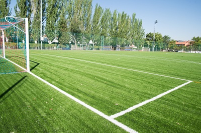 Alcalá renueva el césped artificial  de tres campos de fútbol municipales