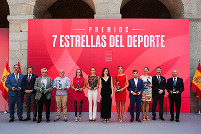 Isabel Díaz Ayuso entregó los Premios Siete Estrellas 2022 y 2023
